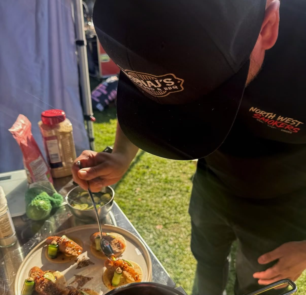 Taco's afmaken met salsa op het festival