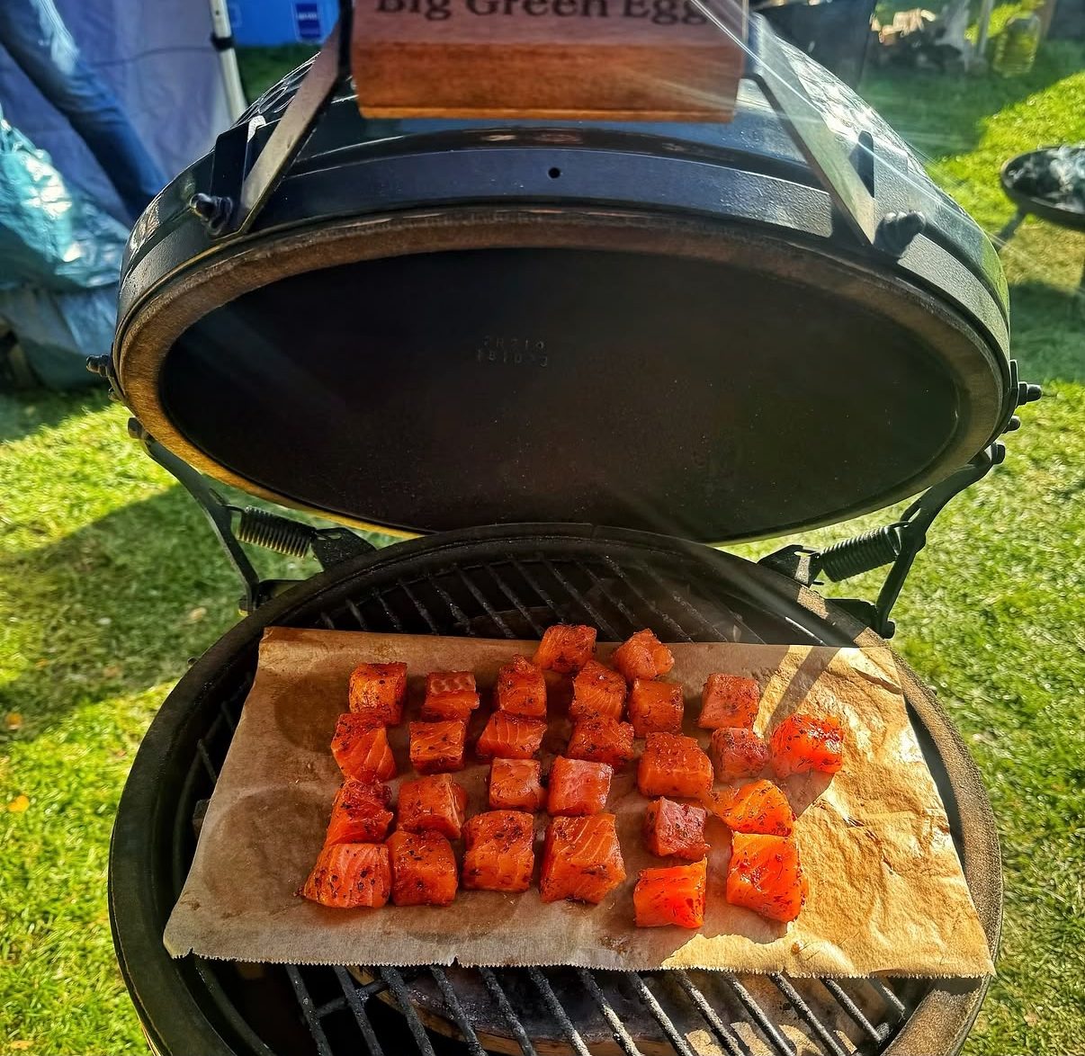 Gekruide blokjes zalm op de grill van een Big Green Egg